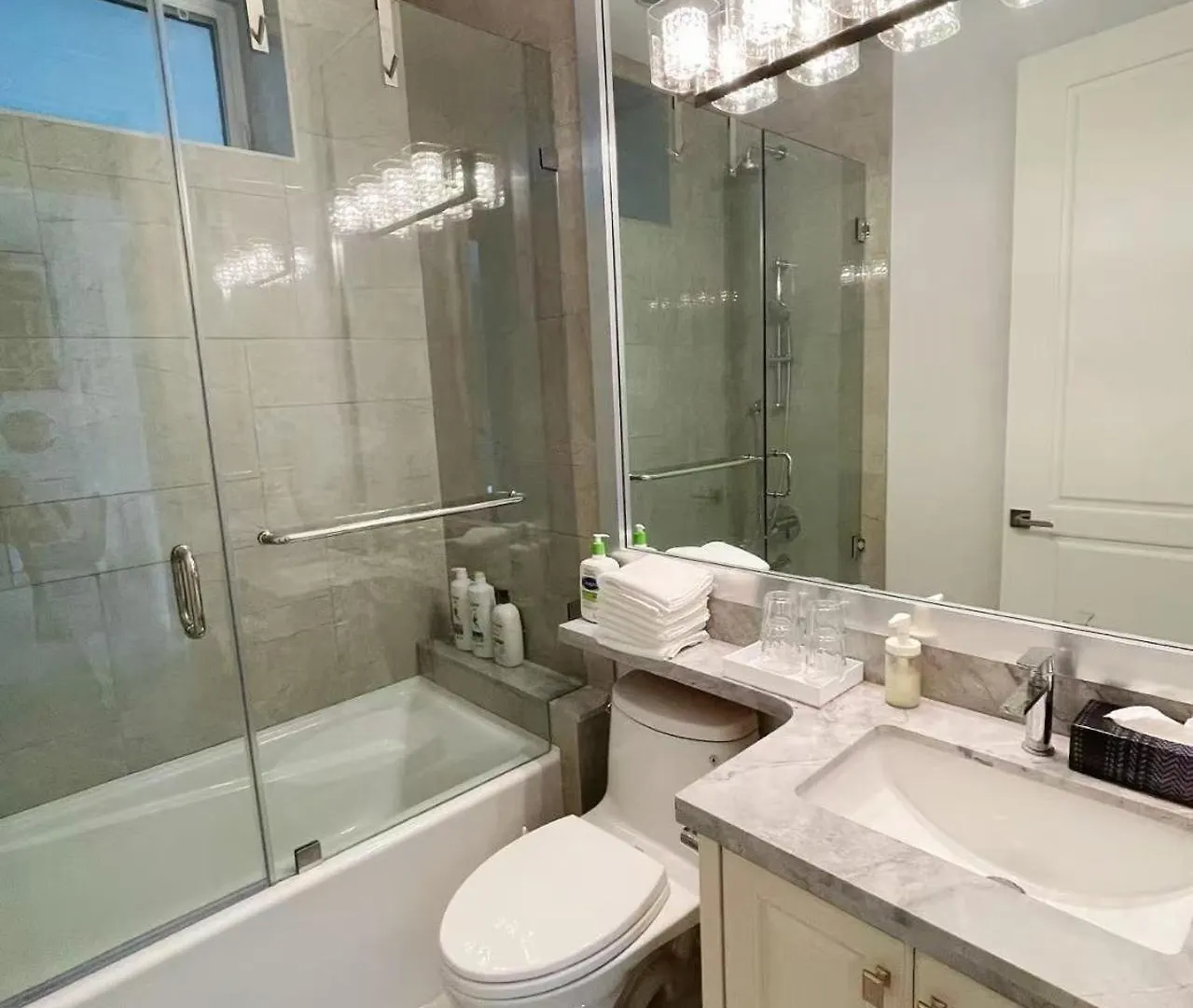 Pensión Guest Bedrooms In Vancouver West Canadá